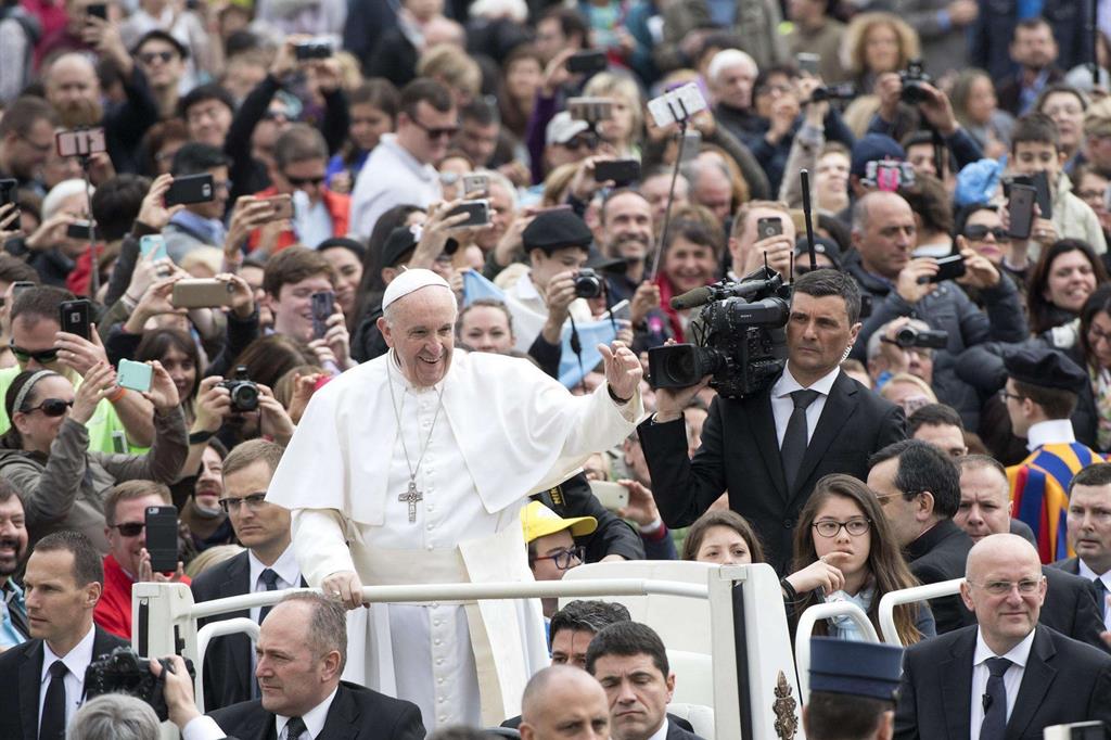 Papa sui migranti: è la tragedia più grande dopo la II Guerra mondiale