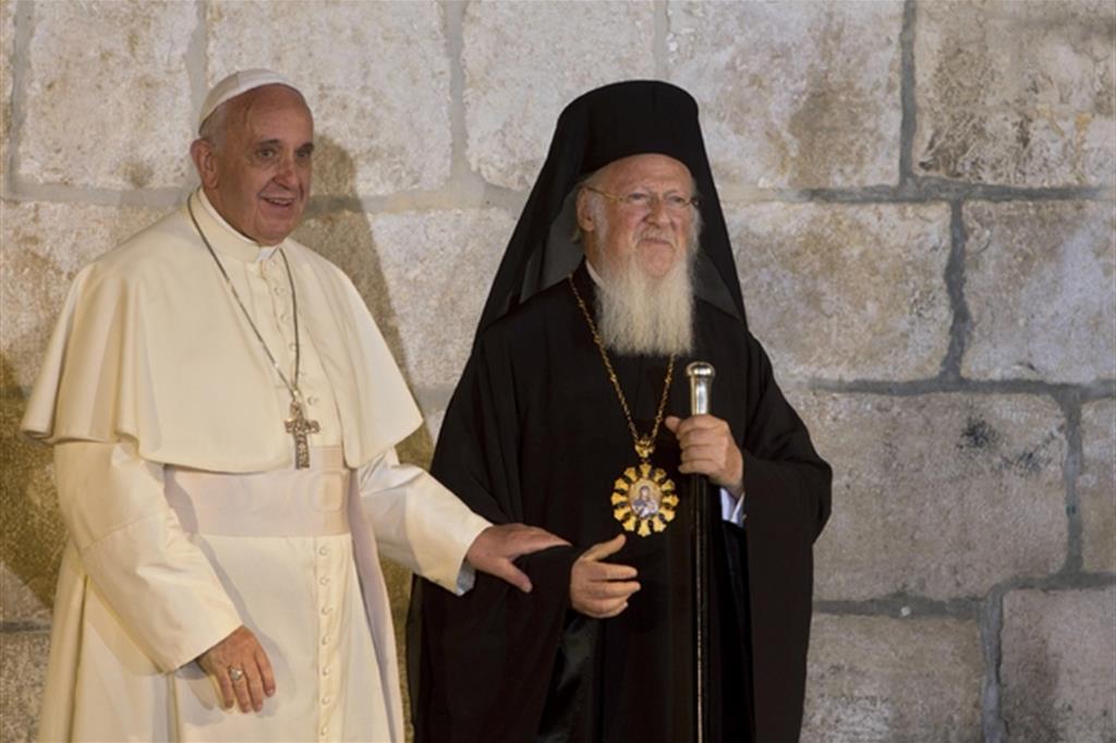 Papa Francesco e Bartolomeo I nel 2014 in Turchia (Ansa)