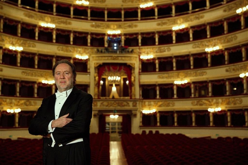 Il maestro Riccardo Chailly, impegnato nella direzione dell'Andrea Chenier (Ansa)