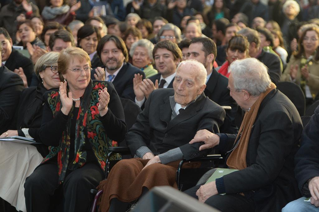 Il padre Aldunate con la presidente Michelle Bachelet alla cerimonia per la consegna del Premio per i diritti umani
