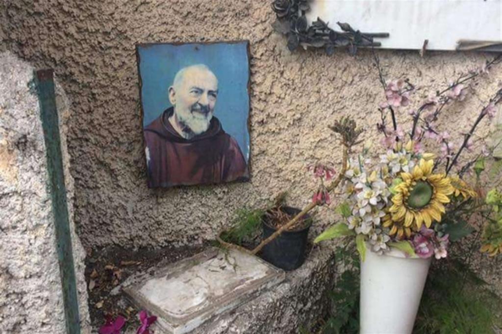 Al posto della statua rubata un'immagine di san Pio