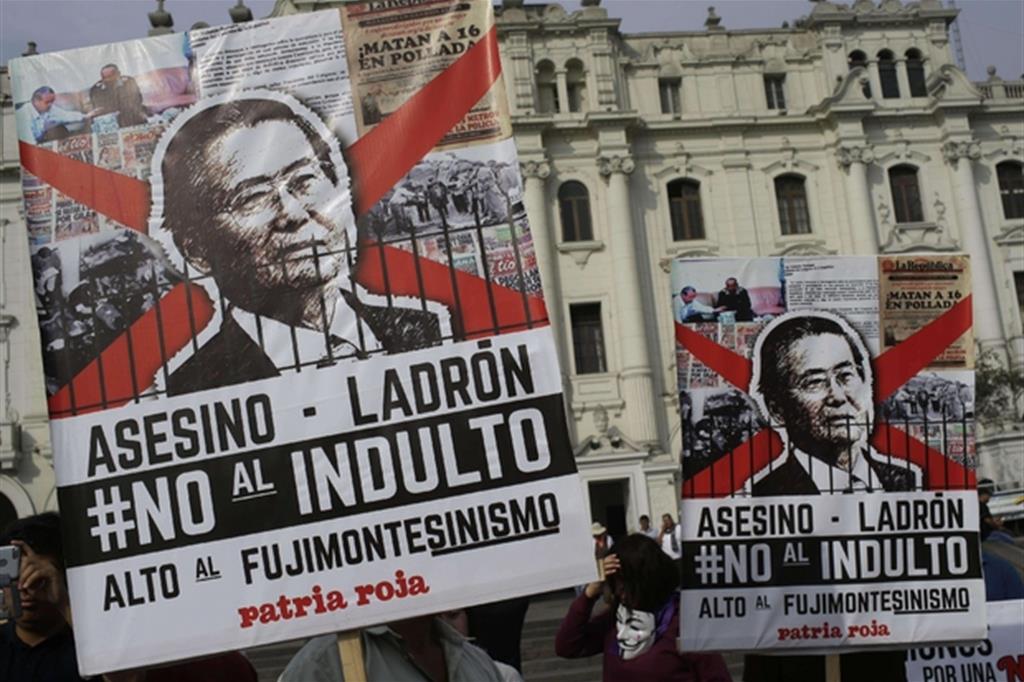 la gente in piazza a Lima contro il deposto presidente Fujimori accosa anche di violazioni dei diritti umani (Ansa)