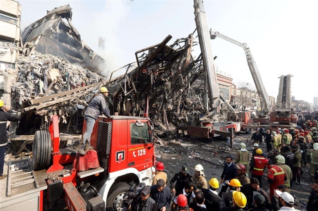 Crolla un grattacielo in fiamme: tra le vittime 30 pompieri 