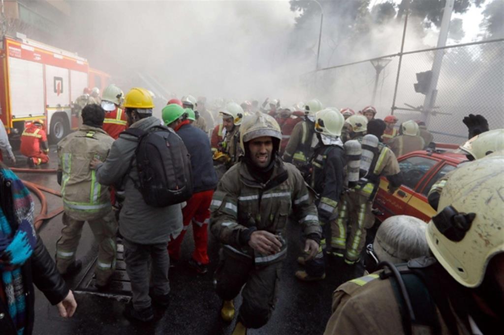 Crolla un grattacielo in fiamme: tra le vittime 30 pompieri 