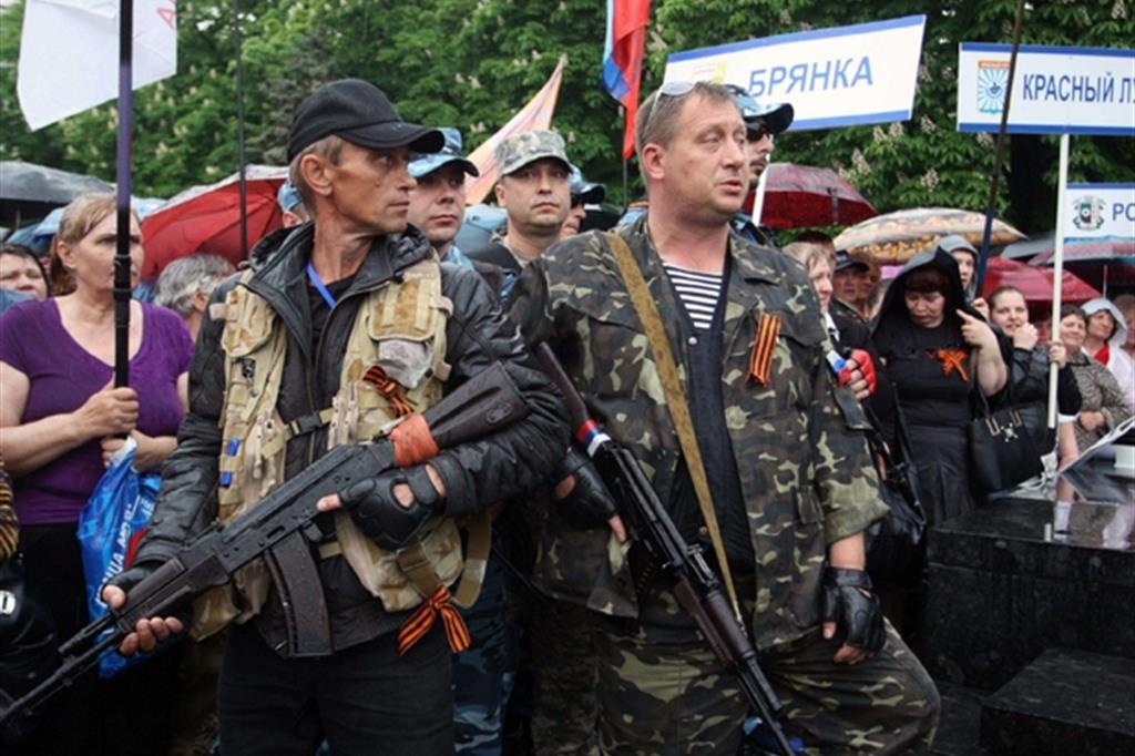 Miliziani filo russi a Lugansk, nella regione orientale ucraina autoproclamatasi indipendente (Ansa)