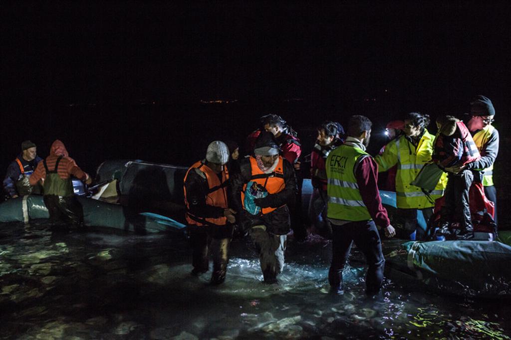 Secondo le autorità greche, oggi in Grecia 14.371 persone sono trattenute negli hotspot sulle isole in condizioni disumane, ben oltre la capienza complessiva dei campi che sarebbe di 7.450 posti. Sulla terraferma circa 50mila persone (sopratutto siriani, afgani e iracheni) vivono da mesi nei campi profughi in attesa che la richiesta d’asilo, di ricollocamento o di ricongiungimento familiare sia esaminata dalle autorità. - 