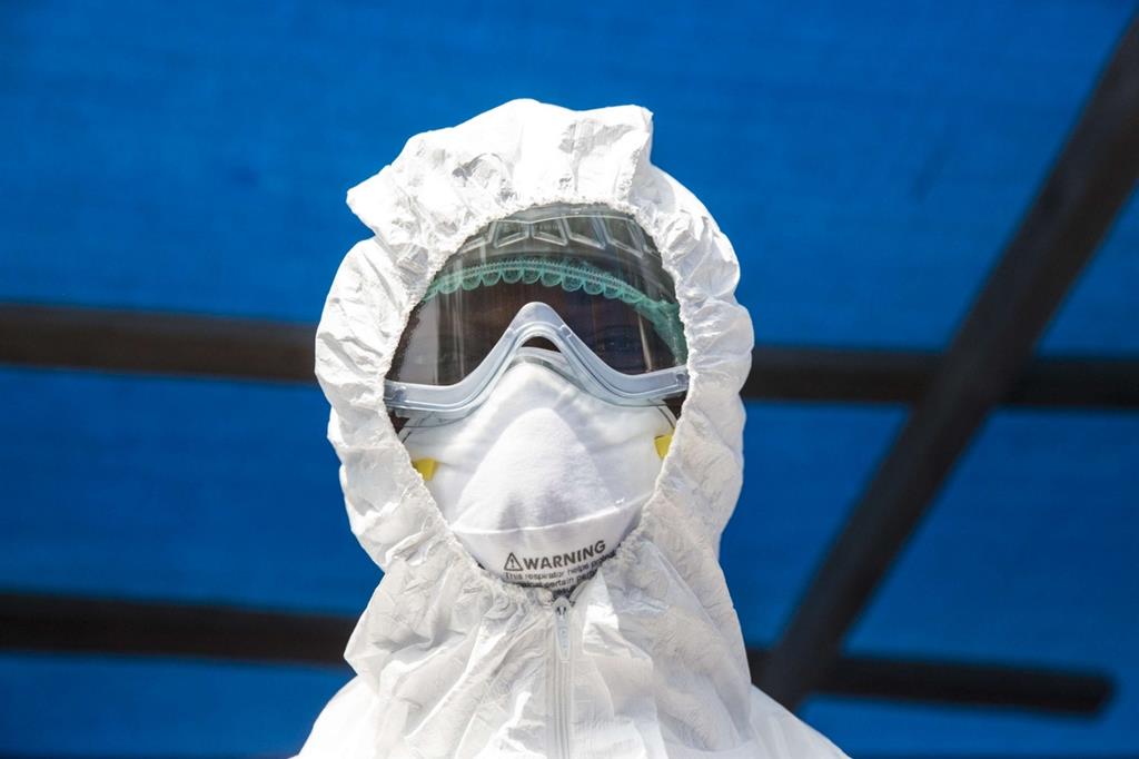 Un tecnico di laboratorio si prepara a raccogliere un campione di sangue di un paziente che potrebbe essere stato infettato dal virus Ebola (Kabala, Sierra Leone; foto di Martine Perret per Unmeer, dicembre 2014)