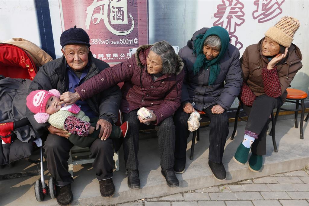 Madri oltre i 60 anni, la Cina cerca figli anche così