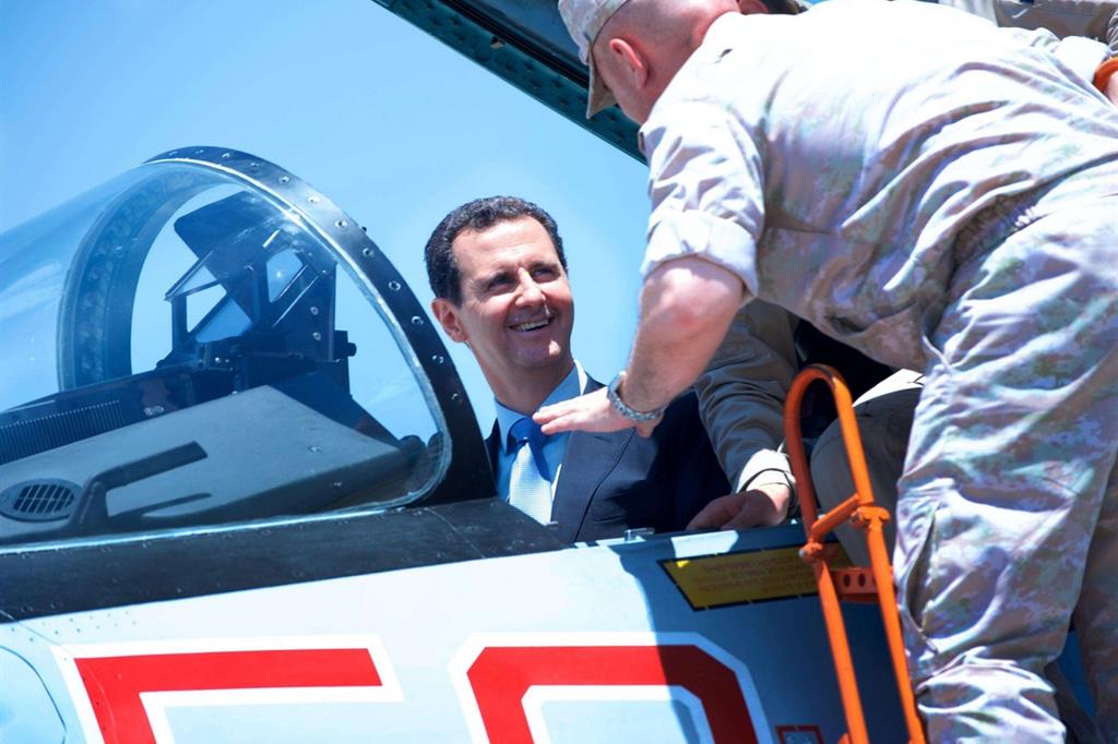 Il presidente siriano Bashar al-Assad in visita ad una base aerea russa nella provincia di Latakia (Ansa)