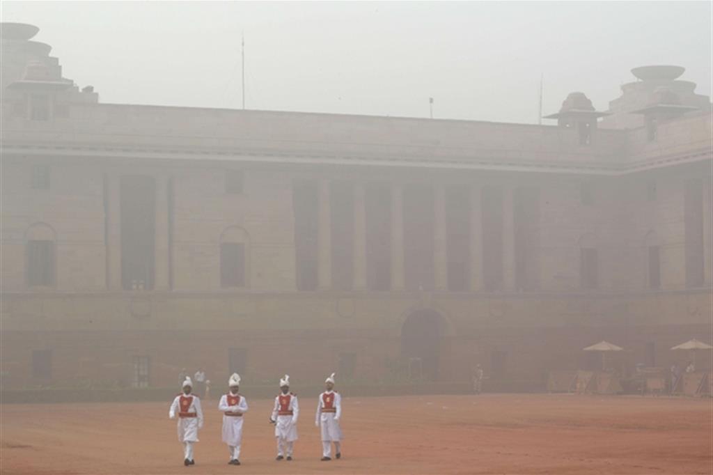 Nella capitale indiana sono state chiuse le scuole dell'infanzia e primarie per l'elevato livello di smog (Ansa)