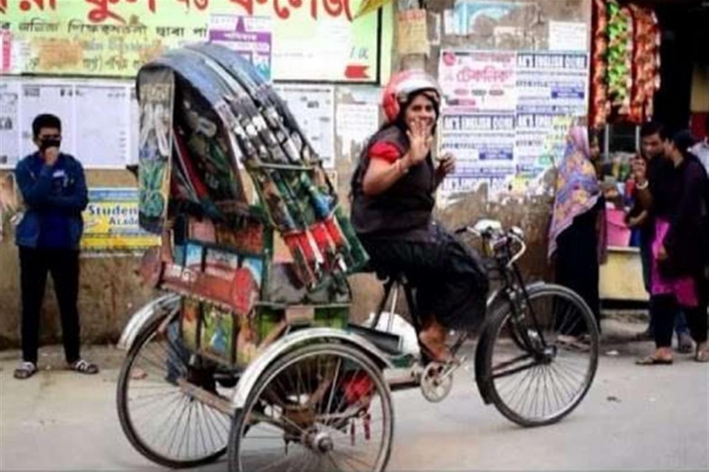 Jasmine Mosammar a Dacca: è l'unica donna a guidare un risciò per professione in Bangladesh