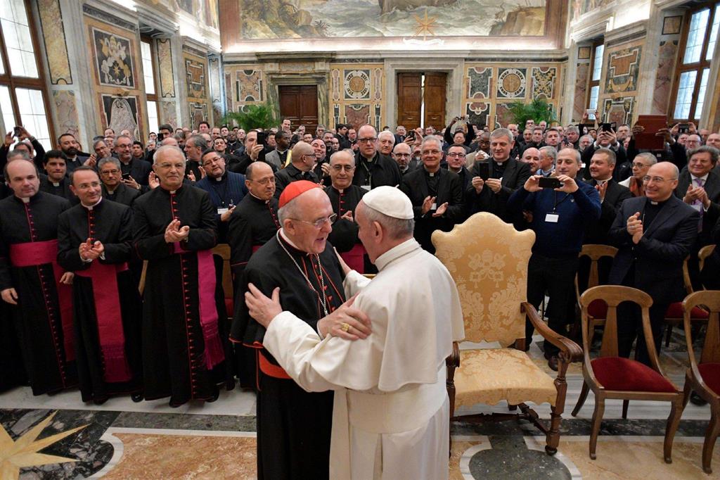L'incontro del Papa con i parroci che hanno partecipato al corso della Rota romana (Ansa/Osservatore Romano)