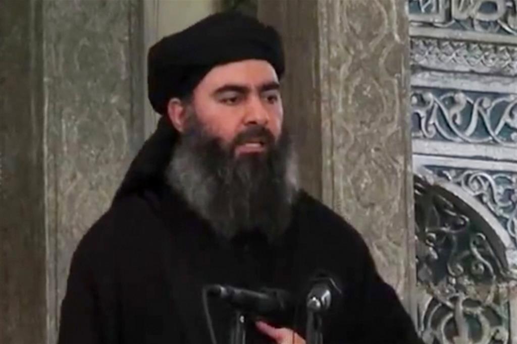 Abu Bakr al-Baghdadi, in un video diffuso dagli stessi jihadisti nel giugno 2014: il terrorista è nato a Samarra in Iraq 45 anni fa
