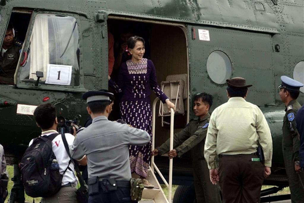 L'arrivo della Nobel Aung San Suu Kyi nel Rakhine (Ansa)