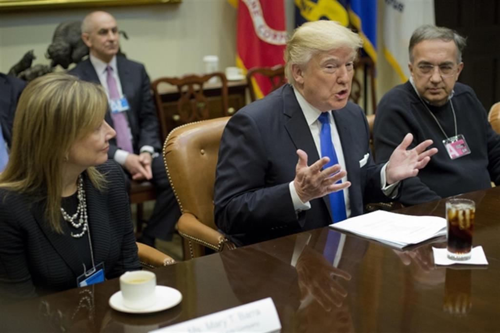 Mary Barra, Donald Trump e Sergio Marchionne durante l'incontro alla Casa Bianca del 24 gennaio scorso