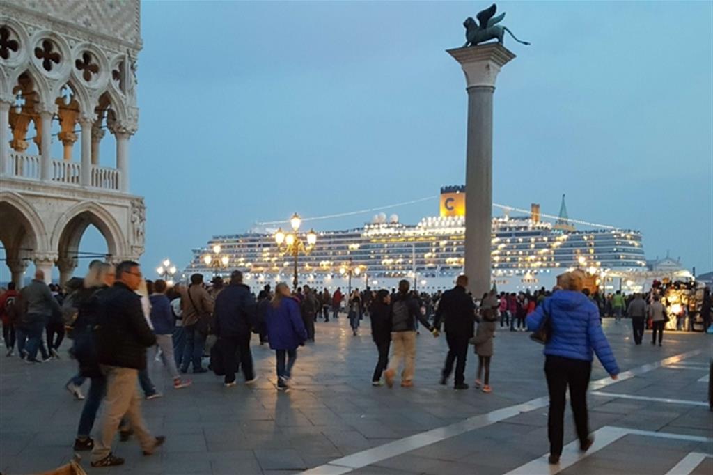 Una nave da crociera a Venezia passa davanti a piazza San Marco (Antonella Mariani)