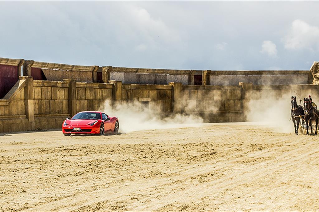 In scena la sfida tra una Ferrari e la biga di Ben Hur