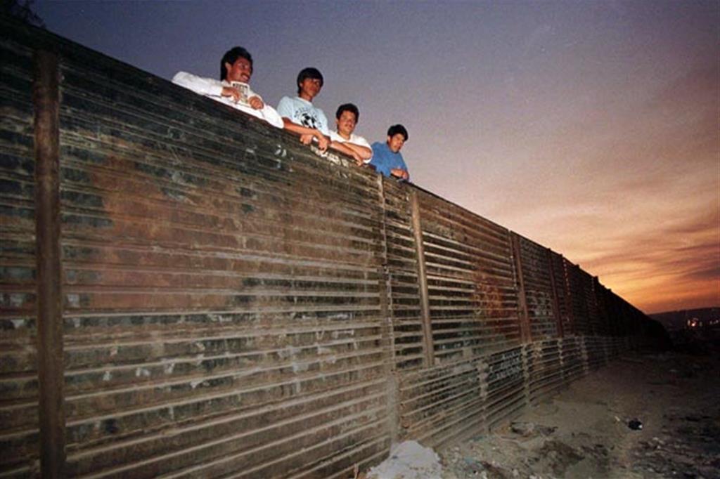 Il primo tratto di muro che, dal 1990, divide San Diego in California dalla messicana Tijuana (Ansa)