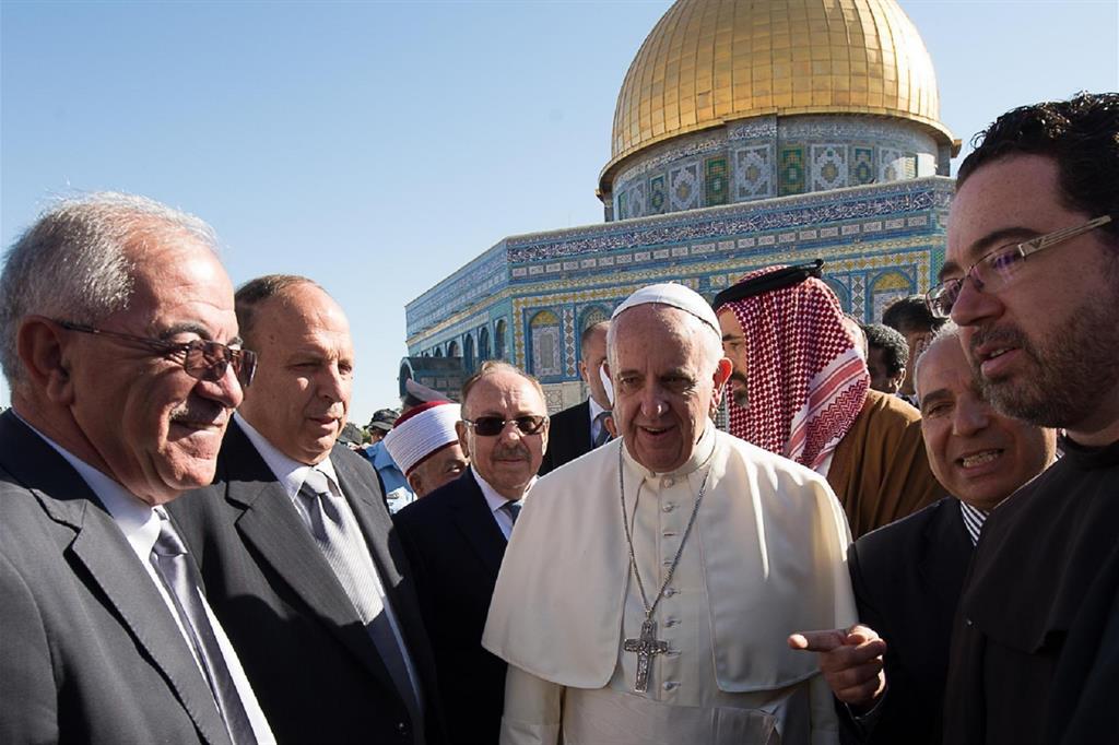 Papa Francesco durante il viaggio apostolico del 2014 a Gerusalemme (Ansa)