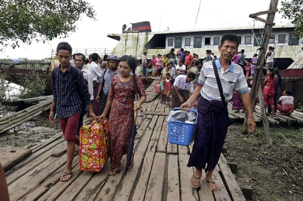 La fuga dei civili dallo Stato di Rakhine dove sono ripresi i combattimenti (Ansa)