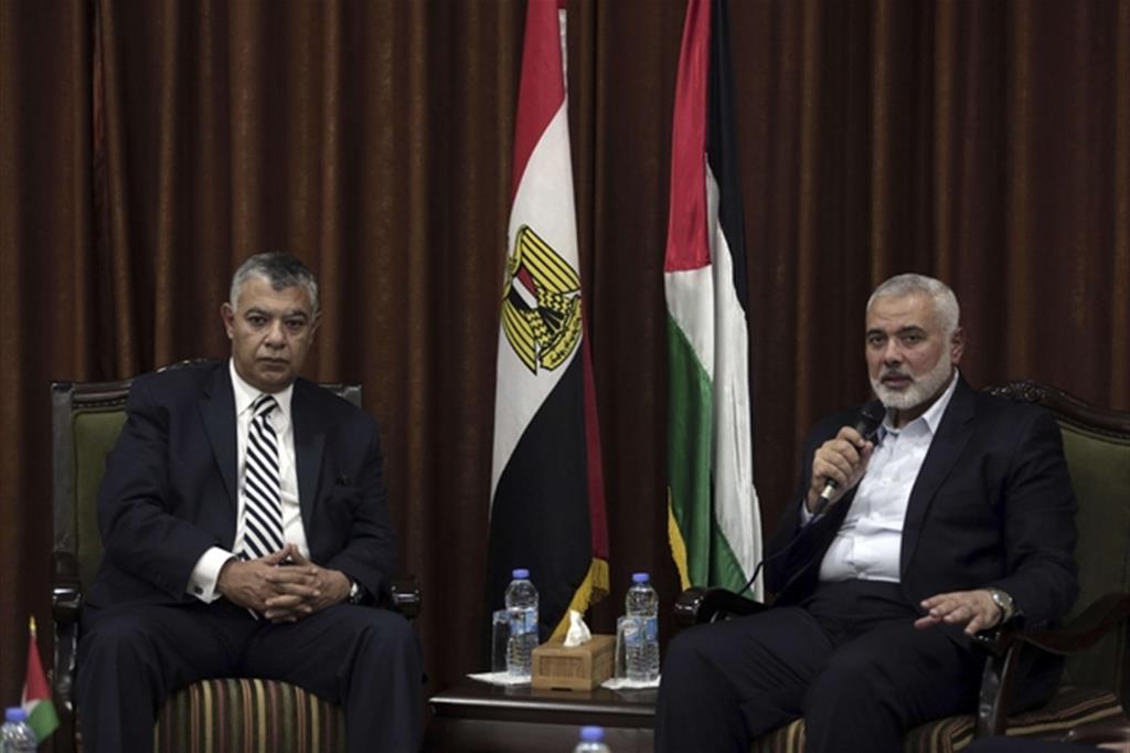 Ismail Haniyeh, a destra, parla con i giornalisti al Caiuro (Ansa)