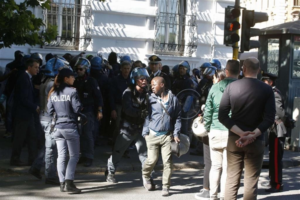 Ambulante senegalese morto dopo controlli, i compagni protestano