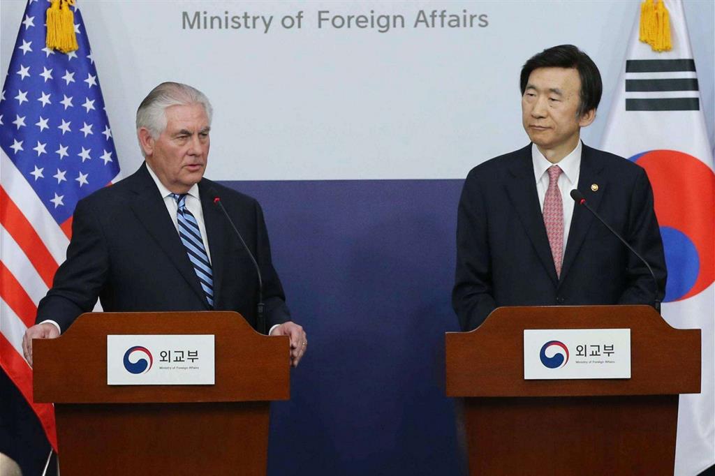 Il segretario di Stato americano, Rex Tillerson, con l'omologo sudcoreano, Yun Byung-se (Ansa)