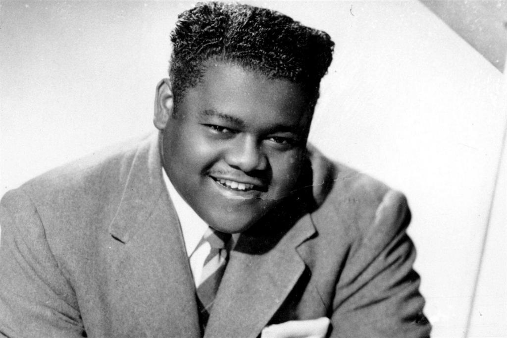 Il cantante e pianista Fats Domino in una foto del 1956 (Ansa)