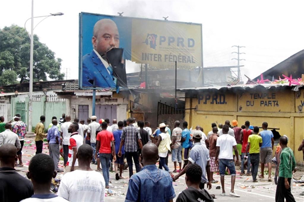 Le proteste di un anno fa a Kinshasa prima dell'accordo di San Silvestro per l'abbandono del potere da parte di Kabila