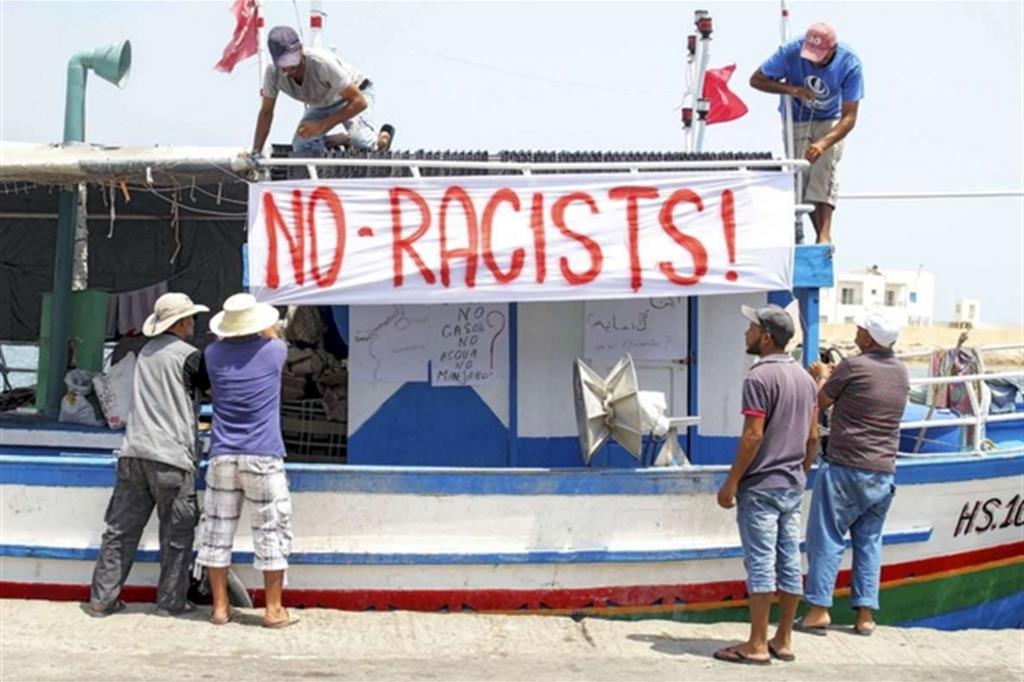 A sinistra, alcuni pescatori tunisini di Zarsis, che ricompongono i resti dei migranti annegati e respingono i razzisti