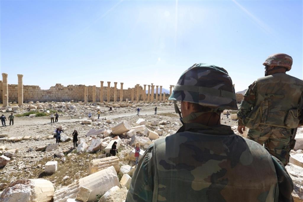 Militari a Palmira dopo la cacciata del Daesh (Ansa)