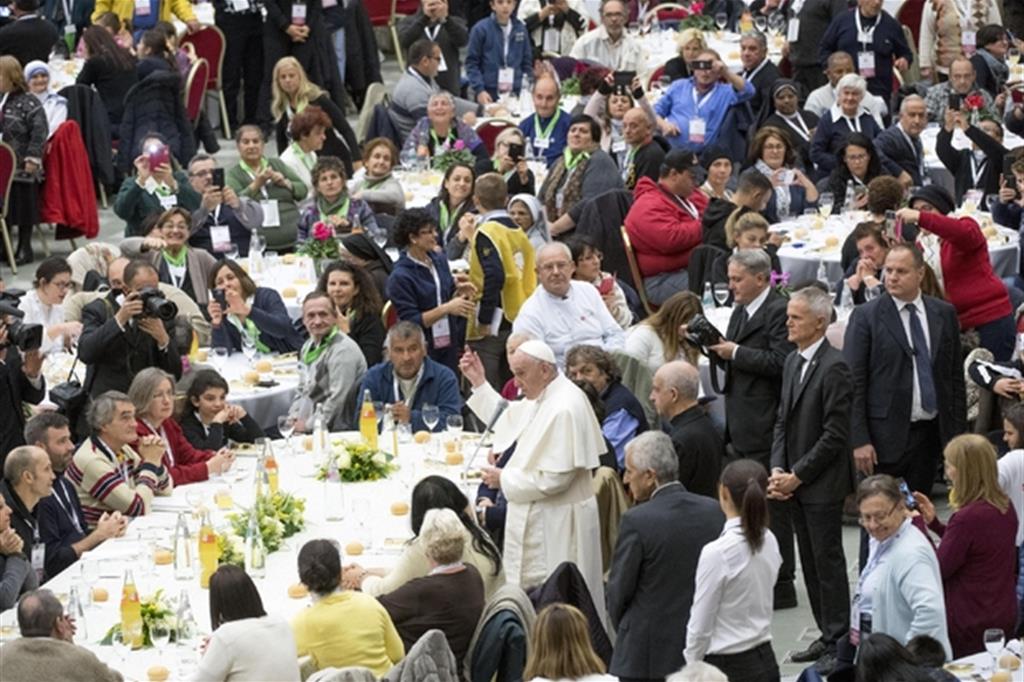 Papa Francesco al pranzo offerto nell'Aula Paolo VI nella Giornata mondiale dei poveri lo scorso 19 novembre (Ansa)