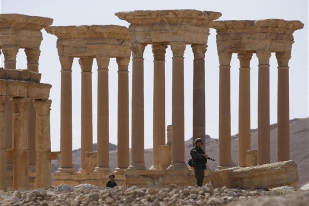 Il Tetrapilo romano di Palmira sarebbe stato devastato dai jihadisti del Daesh (Ansa)