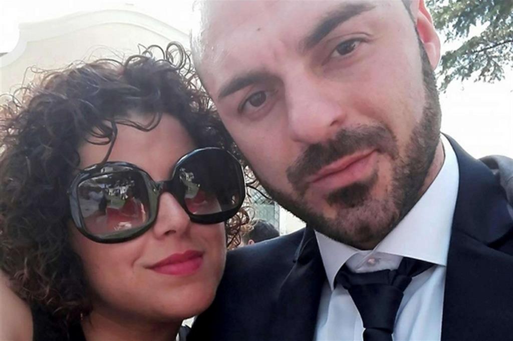 Fabio Di Lello e la moglie Roberta Smargiassi (foto Facebook)