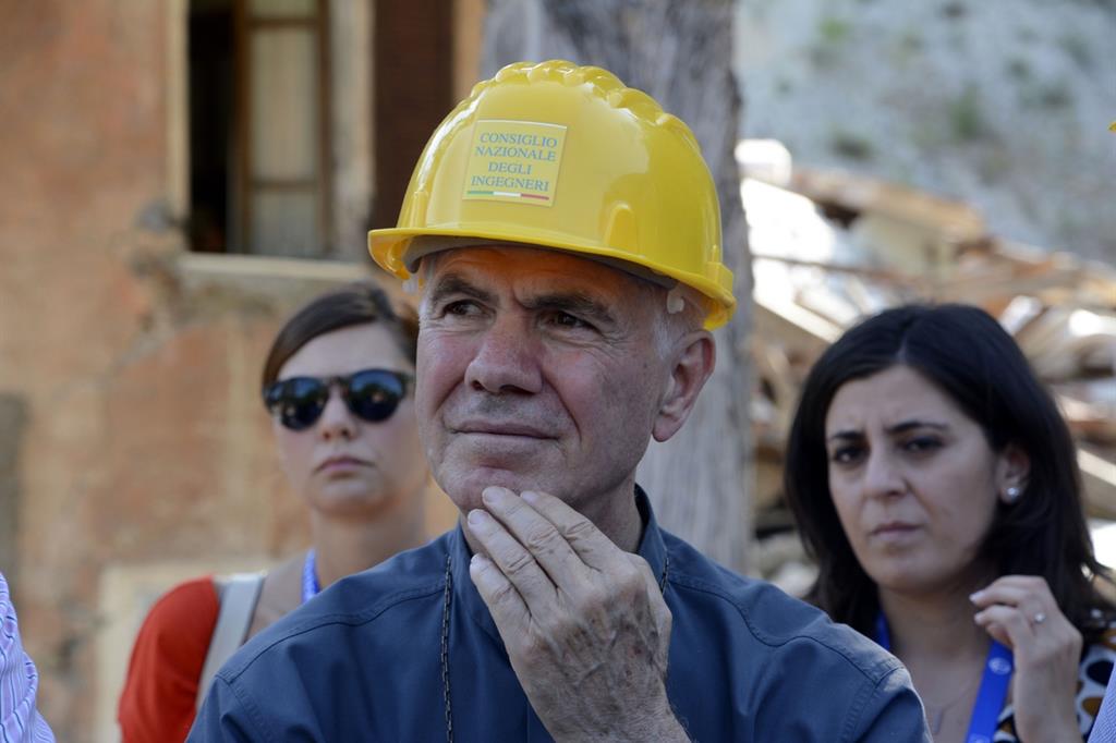 Monsignor D'Ercole sui luoghi del terremoto (Foto Giorgio Boato)