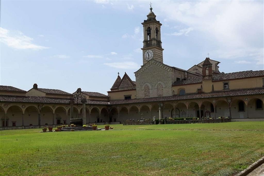 La Comunità di San Leolino fondata nel 1986 ha sede nella Pieve di San Leolino a Panzano in Chianti, è composta da religiosi e laici ed ha come carisma particolare l'evangelizzazione della cultura. - 
