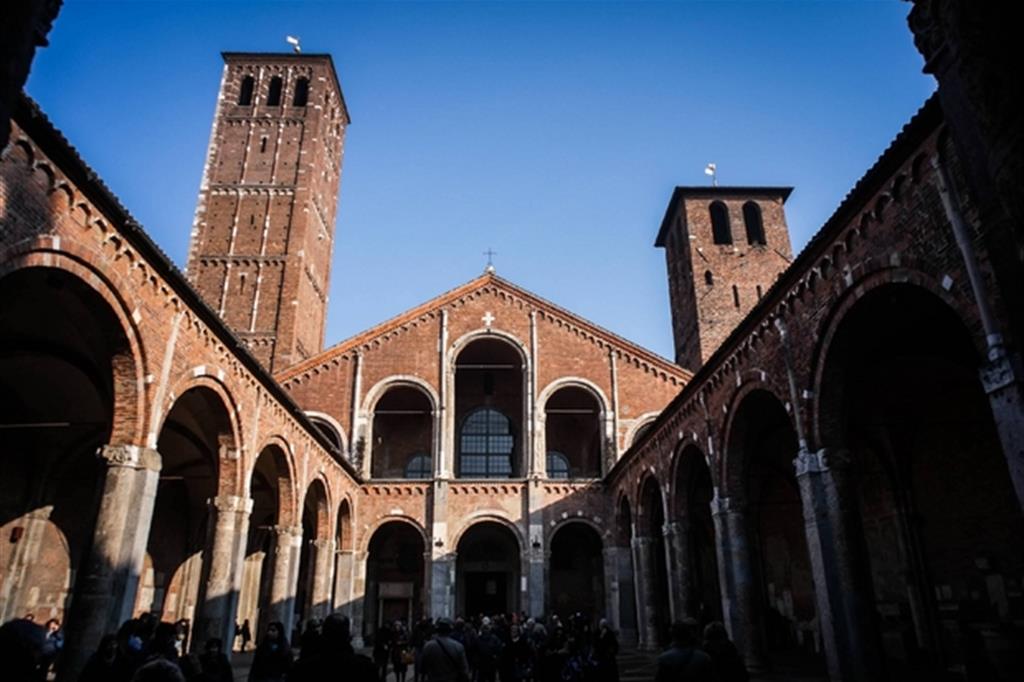 La basilica di Sant'Ambrogio a Milano. La tunica del grande vescovo sarà restaurata e studiata (Fotogramma)