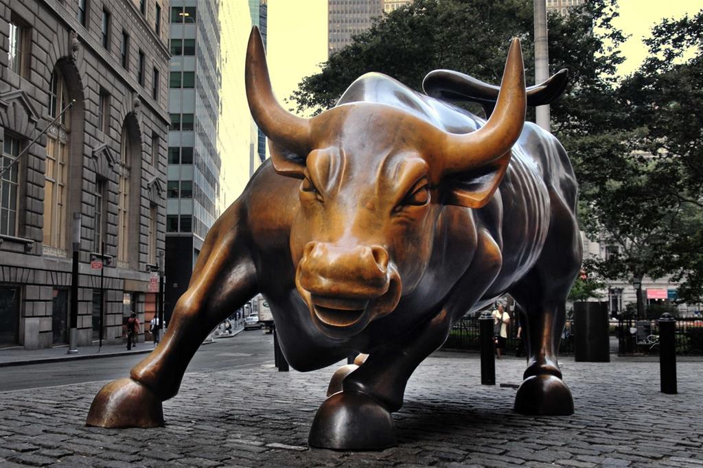 Il Toro di Wall Street, statua dell'italiano Arturo Di Modica piazzata nel 1989 davanti alla Borsa di New York (Sam Valadi via Flickr https://flic.kr/p/s2T93f)