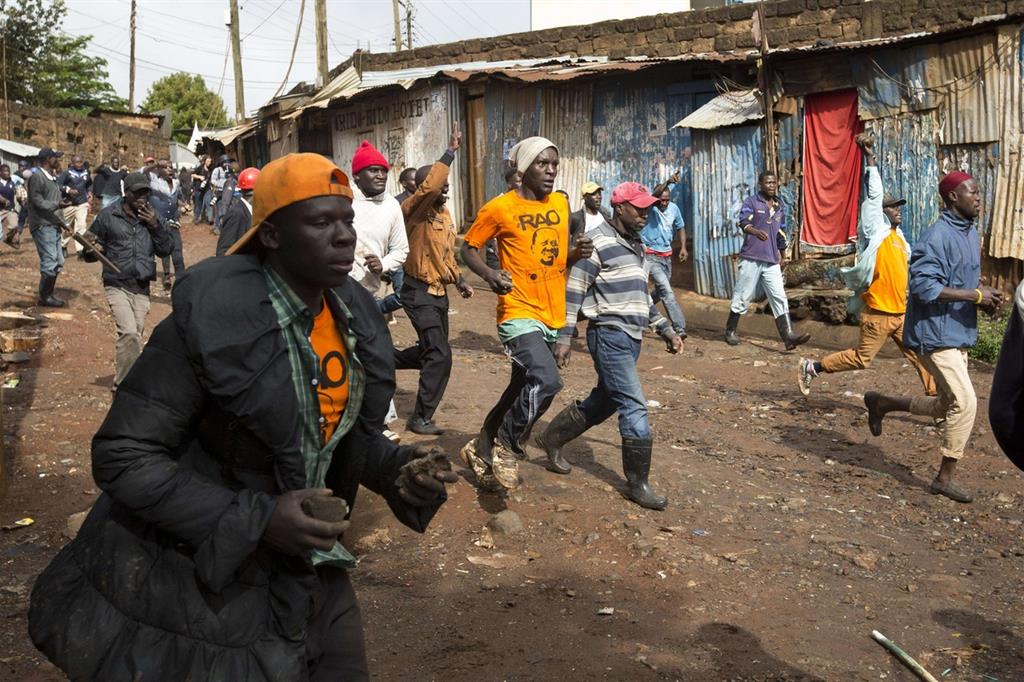 Sostenitori dell'opposizione durante gli scontri con la polizia nella baraccopoli di Kibera, a Nairobi (Ansa)