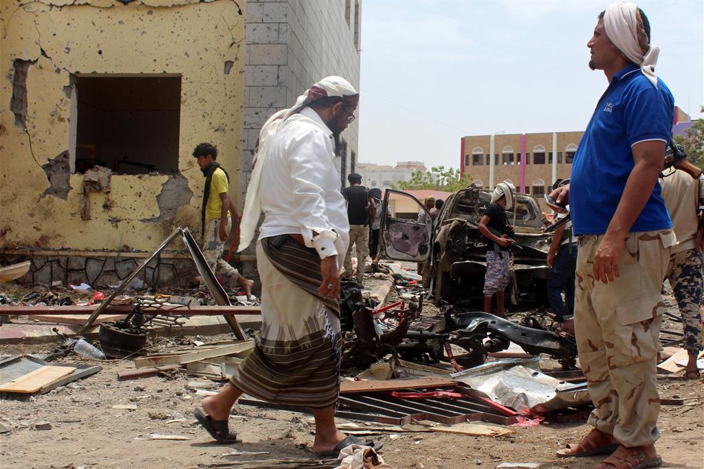 Morte e distruzione nella città di Aden (Ansa/Ap)