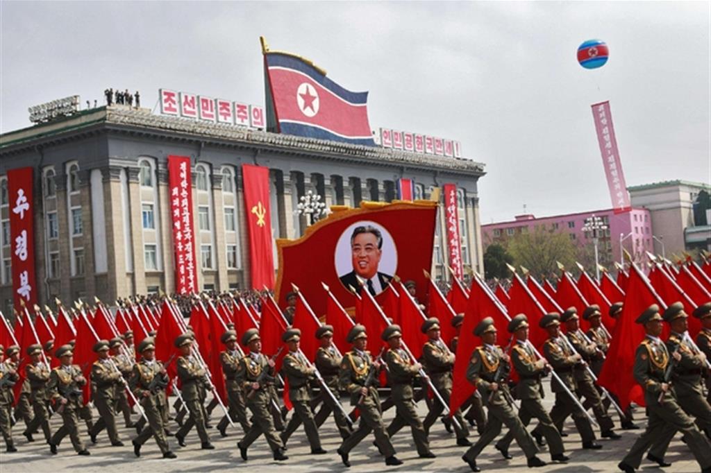 La parata militare nel cuore di Pyongyang in Nord Corea (Epa)