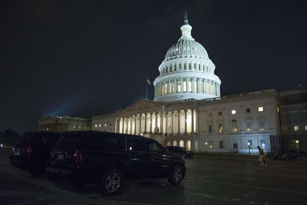 Seduta fiume notturna in Senato per dire di nuovo no al presidente Donald Trump (Ansa)