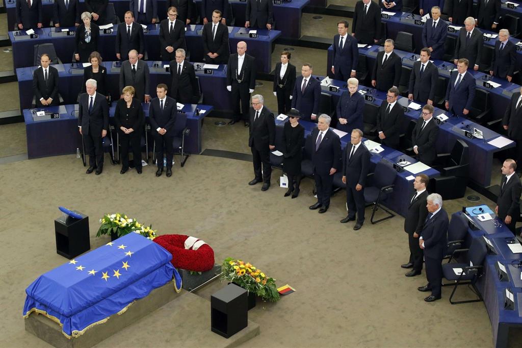 L'omaggio dei leader europei a Elmut Khol nell'aula del Parlamento europeo (ANSA/AP)