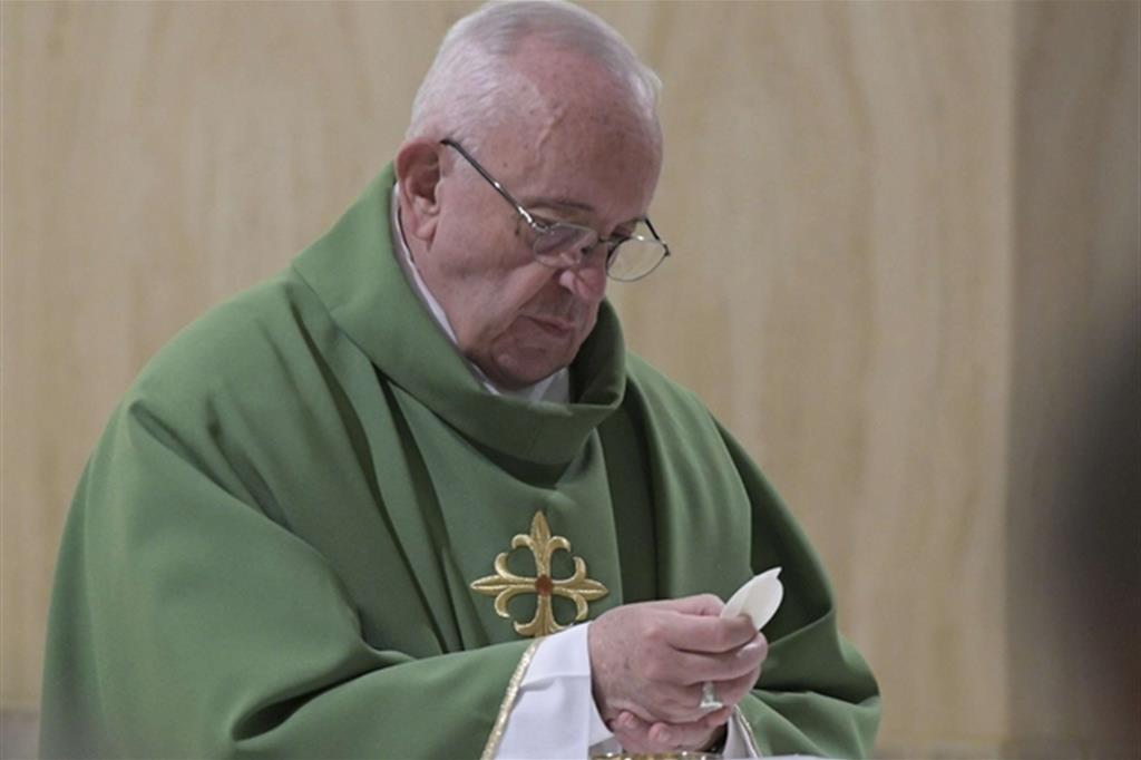 Papa Francesco celebra la Messa a Casa Santa Marta (Osservatore Romano)