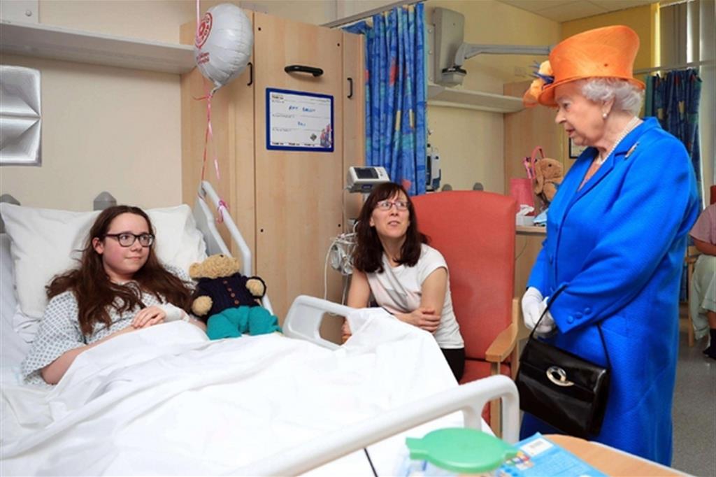 La regina Elisabetta ha visitato ieri i bambini feriti ricoverati nellì'ospedale pediatrico di Manchester (Ansa/Ap)