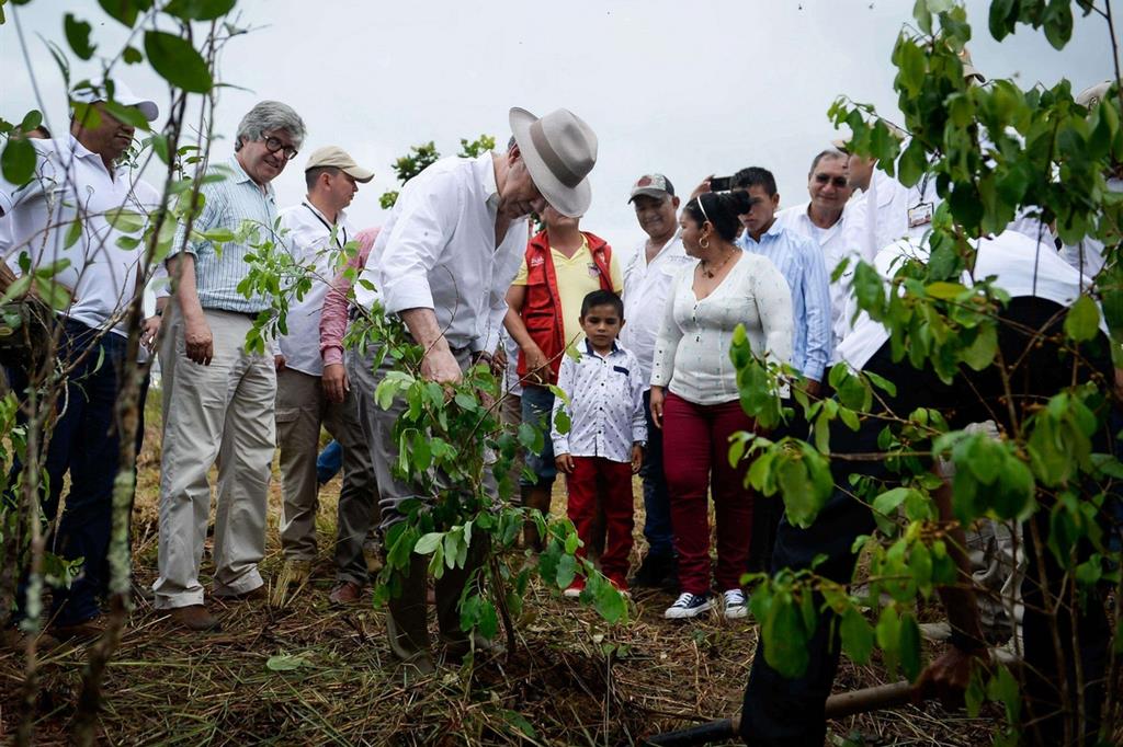 Il presidente Santos illustra il progetto di riconversione a Charras, Epa