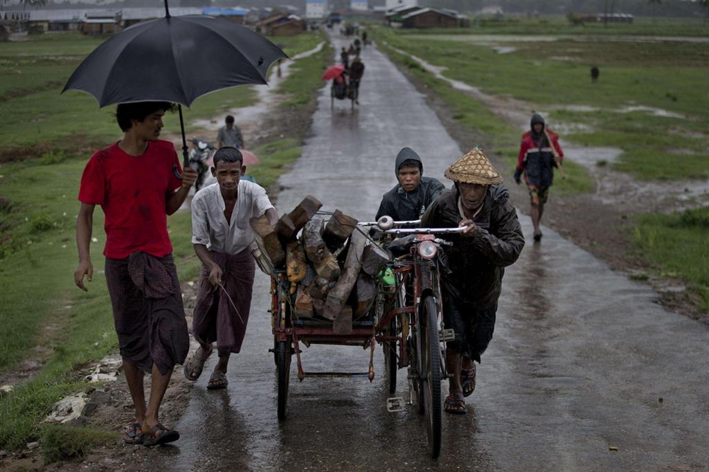 Rohingya lasciano il villaggio di Thet Kabyin (Ansa)