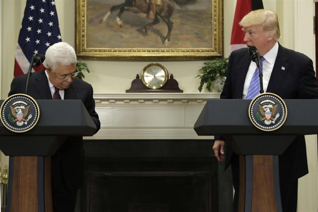 Abu Mazen e Donald Trump dopo l'incontro di ieri sera alla Casa Bianca (Ansa/Ap)