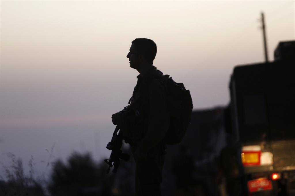 Un soldato israeliano in Cisgiordania (Reuters)