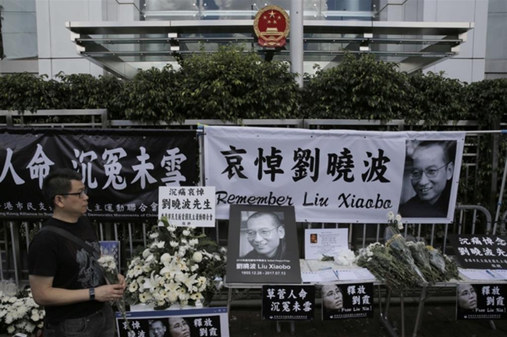 Un memoriale spontaneo di Liu Xiaobo nel centro di Hong Kong (Ansa)
